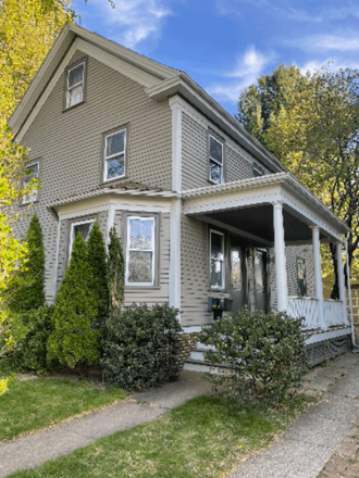 O - Terrific 2 Floor One Bedroom Near Hope St and Blackstone Blvd.