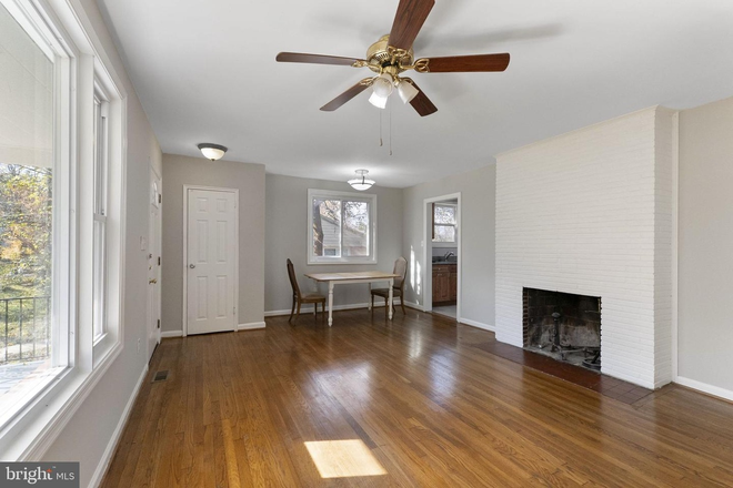 Living room - 5 Bedroom 2 bath house 5 Minutes From Campus