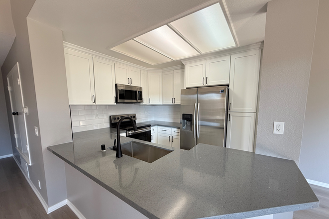 Kitchen - Gated Oxford Court Condo - Walking Distance to UC Irvine - NEWLY REMODELED