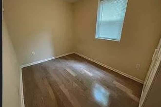 Room - $465 - Room furnished or unfurnished. Month-to-month or Yearly Apartments