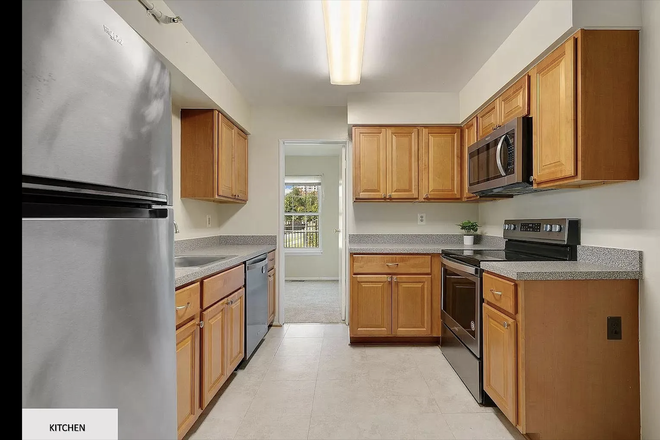 KItchen - 1 Bed. SPECIAL $850/mo. Walk to UMD. Townhome
