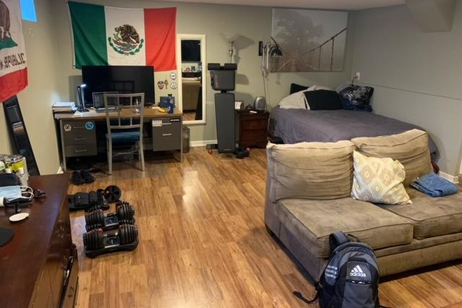 Bedroom - Nice Large Room in Shared House near UC Campus