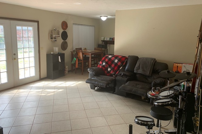 1 - 919 E. Ridgecrest (2bed-1bath-2car) $1150 February Lease House