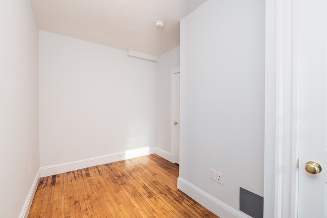 Hub Realty - Prime location, spacious 1 bedroom, elevator and laundry in building, free one month rent Apartments