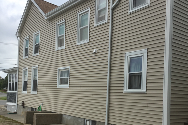 Side view of house - 1 Bedroom available within walking distance to UMass Apartments