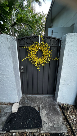 entrance to studio - Studio WALK OR BIKE TO UM Campus, Coral Gables  - only 1.3 miles. Utilities included +Cable+Internet