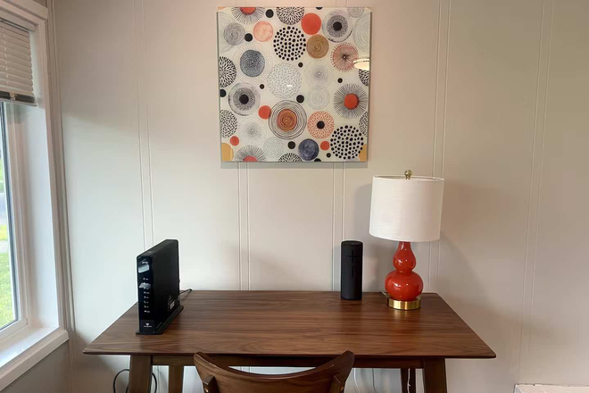 work area in living room - All you need to comfortably enjoy Eugene and the UofO House