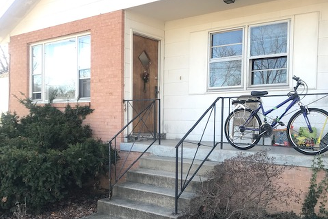 Front porch - Graduate Students Preferred to Share Clean, Quiet House Near Campus