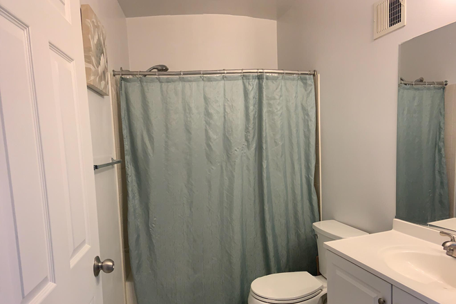Guest bathroom - 3B/2BA Townhome with laundry in-unit
