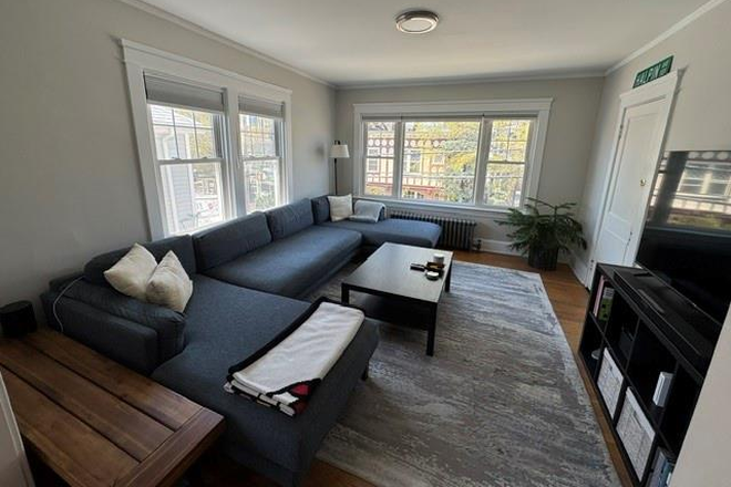 living room - Three bedroom apartment with in unit washer/dryer in Wayland Square/East Side