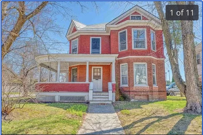 Outside View - 3 bed, 2 bath home, 15 minute walk from campus