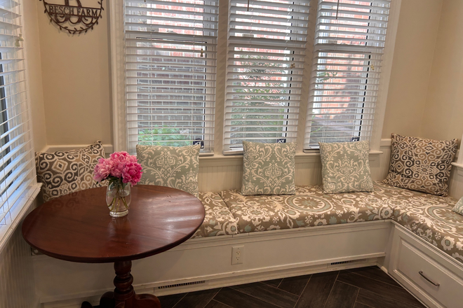 Kitchen nook - Luxury Home in Desirable neighborhood