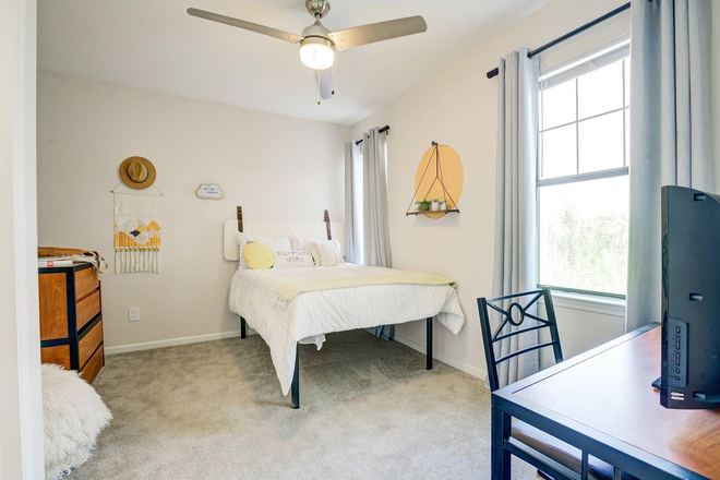 Bedroom for rent - The Lofts Renovated Apartment near UCF