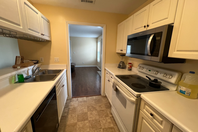 Kitchen - 2 rooms available in a shared 3 bedroom condo