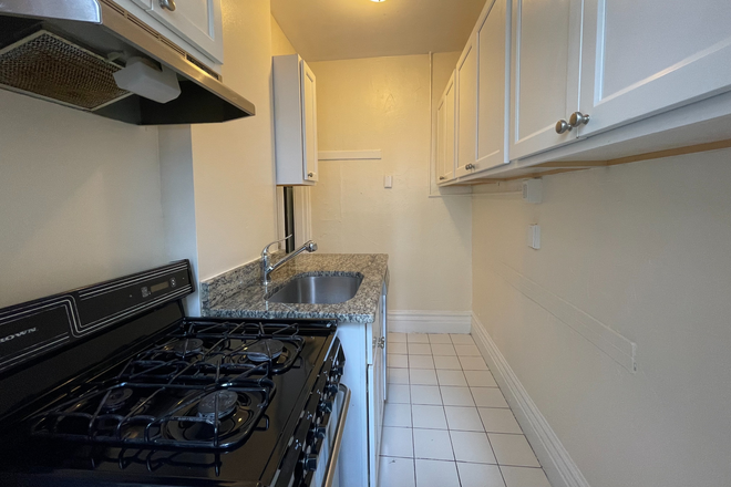 Call NOW for showings! 617-236-8550 - BOYLSTON ST - *NO FEE* LRG 2BR SPLIT FOR 3 PPL IN SYMPHONY AVAIL *9/1/2026* W/ LNDRY IN BLDNG, DW! Condo