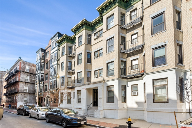 Call call or text Arezou at 617-584-7817 - 2 bed split(3 bed) with  H& HW included!! Near NEU!, Berklee!! CONS!! Wholefoods, Cvs, .........