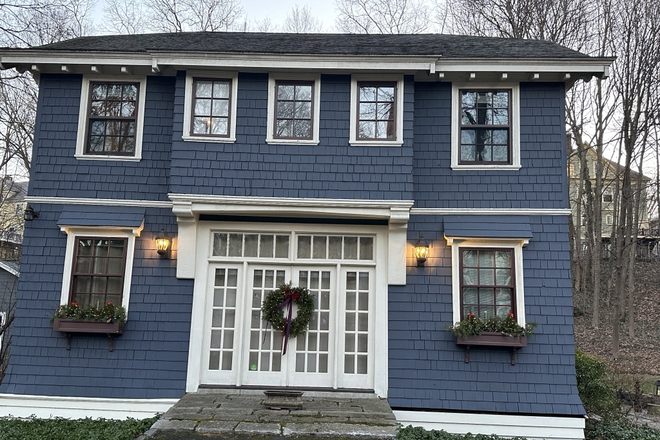 1899 Carriage House on a secluded lot - Beautiful Studio apartment at Brookline Hills T Stop - Separate Bedroom - No fee