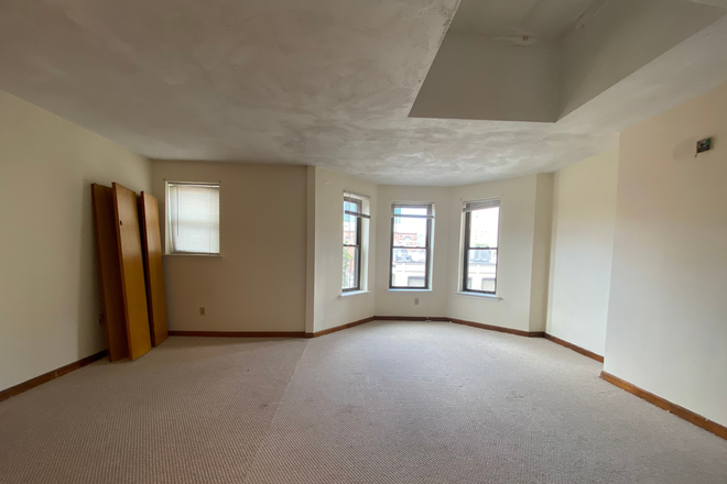 1 - LARGE 2 bedroom on Gainsborough with In unit laundry Renovated kitchen