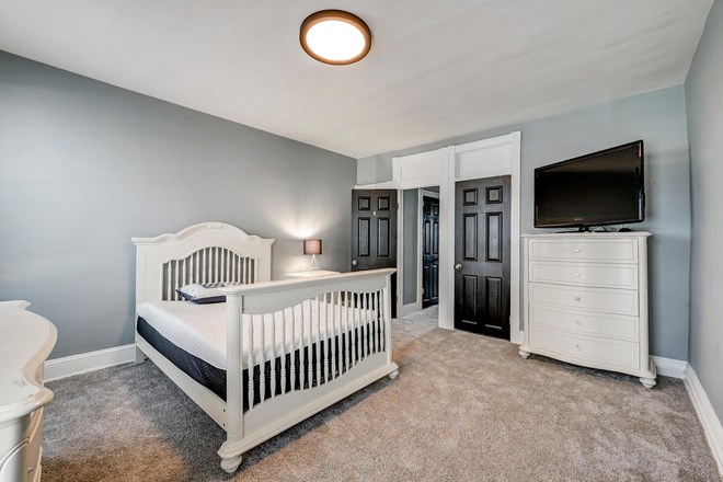 Master bedroom - Room facing quiet tree lined street, 10 min walk or 5 min bike ride to Homewood campus:
