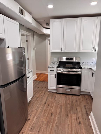 kitchen - Bright 3-Bedroom Apartment in Oak Hill – Hot Water Included, Parking & Pet Friendly.