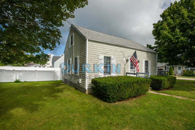 front - Two bedroom close to Scarborough Beach, 7 miles to URI Campus House