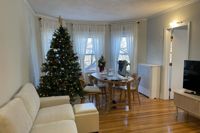 Picture - One bedroom in two bedroom apartment on com ave