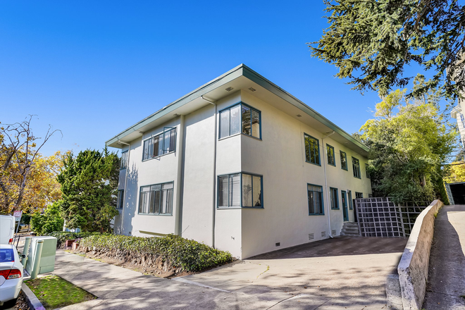 1 - Beautiful quiet large one bedroom one bath with great closet space-MOVE IN SPECIAL--