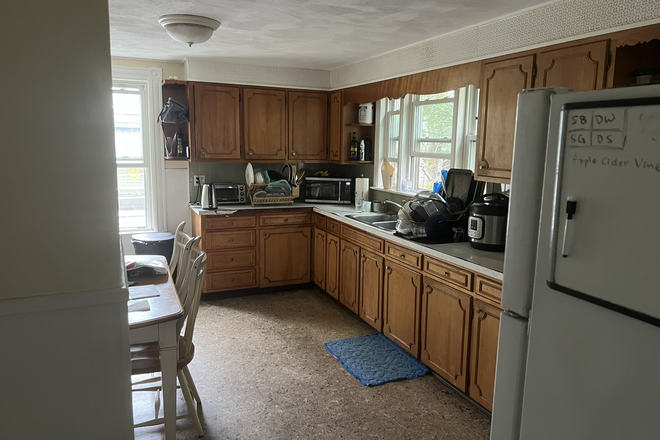 Kitchen - Large 175 Sq Ft Room – Davis Sq – Red & Green Line – $1,250 Apartments