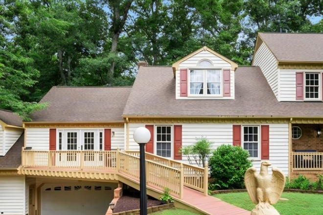 Front of whole property - Cute 3Bed/2ba home, 10min to campus, large master suite, newly updated, quiet cul de sac, wooded lo