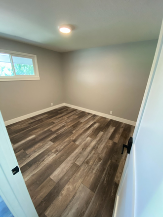 Bedroom - MULTIPLE UNITS ON THE HILL AVAILABLE FOR FALL PRELEASING! Apartments