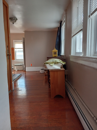 . - Large sunny 1 BR 3rd floor, private porch, eat-in-kitchen, parking, in Federal Hill Apartments