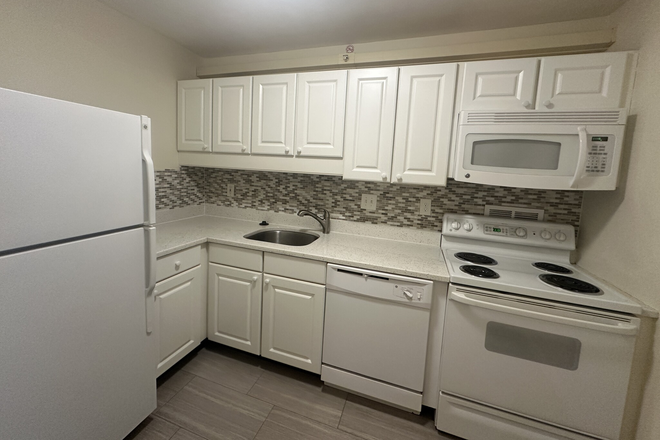 . - 1 BD/1 BA BROOKLINE APT | HEAT & HOT WATER INCL | NO BROKER FEE | AVAILABLE 08/15