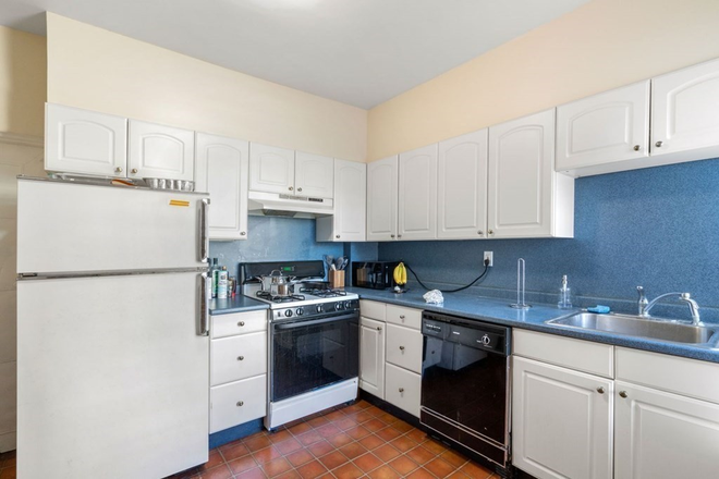 LIVING - LOCATION! STUNNING 2 BED WITH HEAT AND HOT WATER INCLUDED! 8/1/25! Apartments