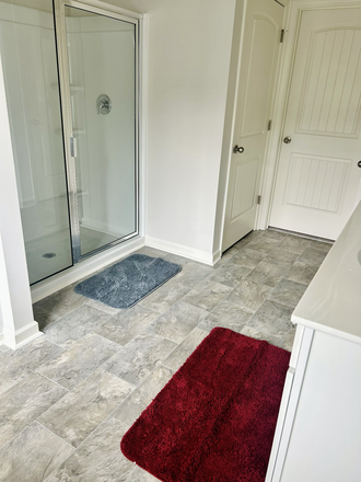 Master Bathroom - 5-7 minutes away from University Townhome