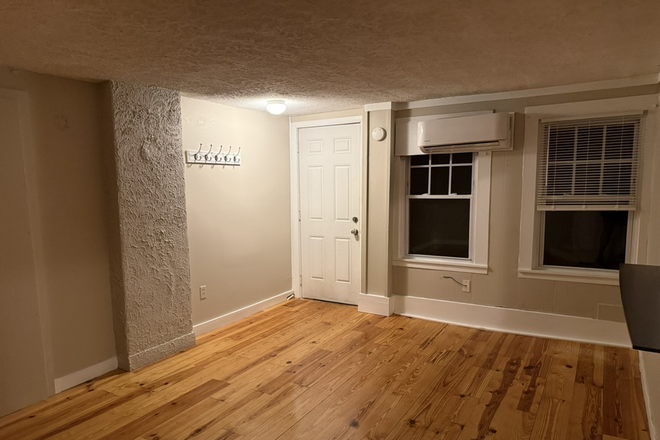 entrance into living room - 1-2 BR apartment 700 Stonehouse Road