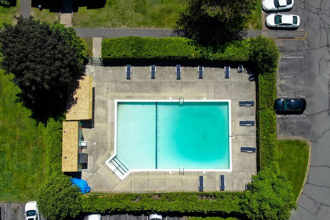 Swimming pool - Brandywine Apartment