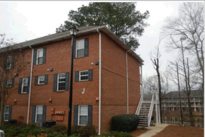 Outside of Condo Building - Lakewood Commons Condo, lots of parking, short drive to campus.