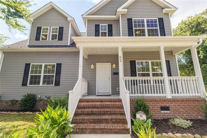 Front of house - 1 room available spring semester 2026 with renewal House