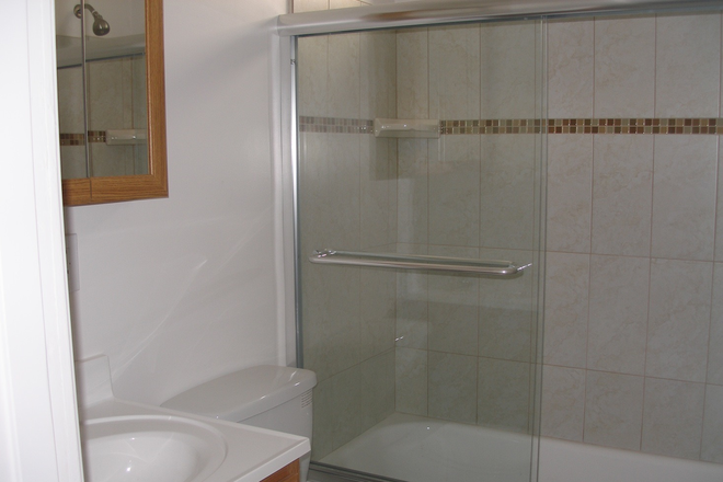 Bathroom w/ Tub - Fully FURNISHED and updated Off Campus House - Temple