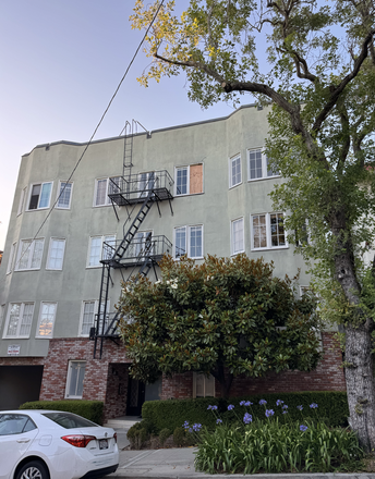 Outside street view - 1 bedroom in Northside apartment