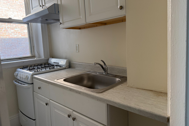 Kitchen - NO FEE - 3 room split on Huntington Ave. Available Now - GRAD STUDENTS ONLY Apartments