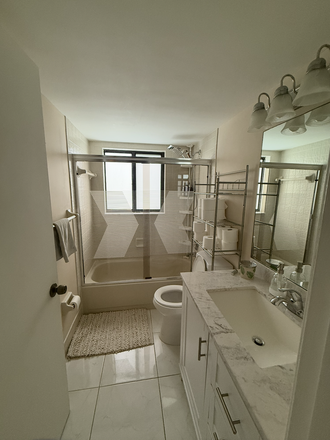 private bathroom - Room for rent in 2/2 apartment in Delray