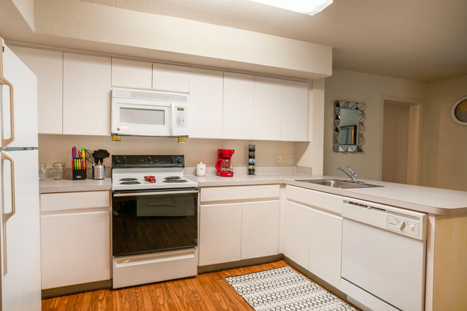 Kitchen - The Pointe at Central
