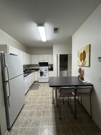 Kitchen - Gainesville Place Apartments