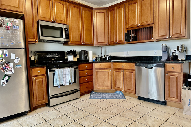 1 - Large 3 bedroom Laundry in unit, Close to MIT/Kendall, off-street parking avail 11/1-12/1 Condo