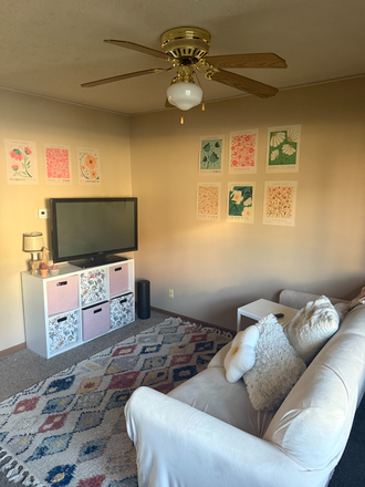 living room - Crestview Apartments
