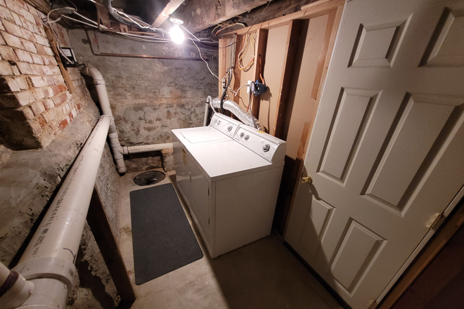 Laundry Room - Great House for Rent - Quiet Block