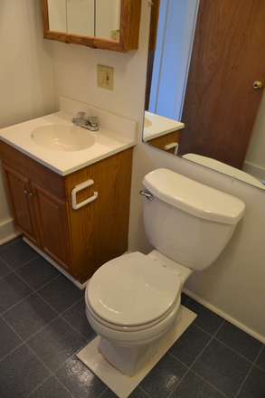 bath 1 - Rent reduced! Nice 2 bed with 2 free parking spots and secure entry Apartments