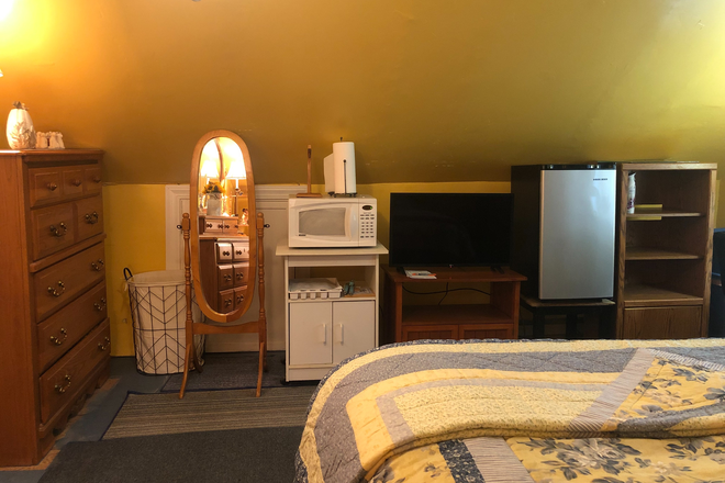 Bedroom - Charming Room For Rent (New Bedford) House