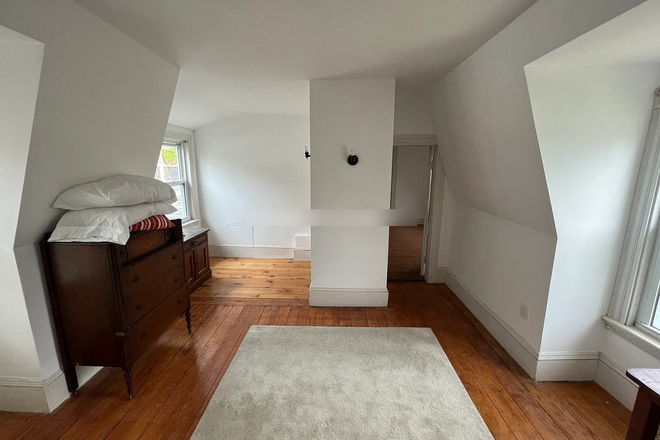 - - Available 6/1/2026! Close to Campus! 6 bed 2 bath single family house w/ laundry and parking